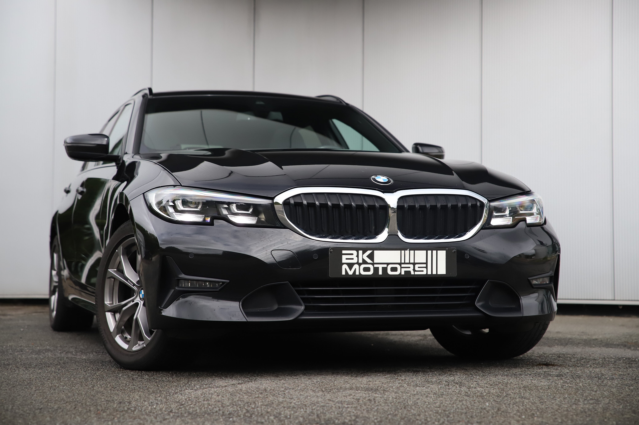 BMW 320 iAS I Pano I 1st Owner I Cam I Sport seats