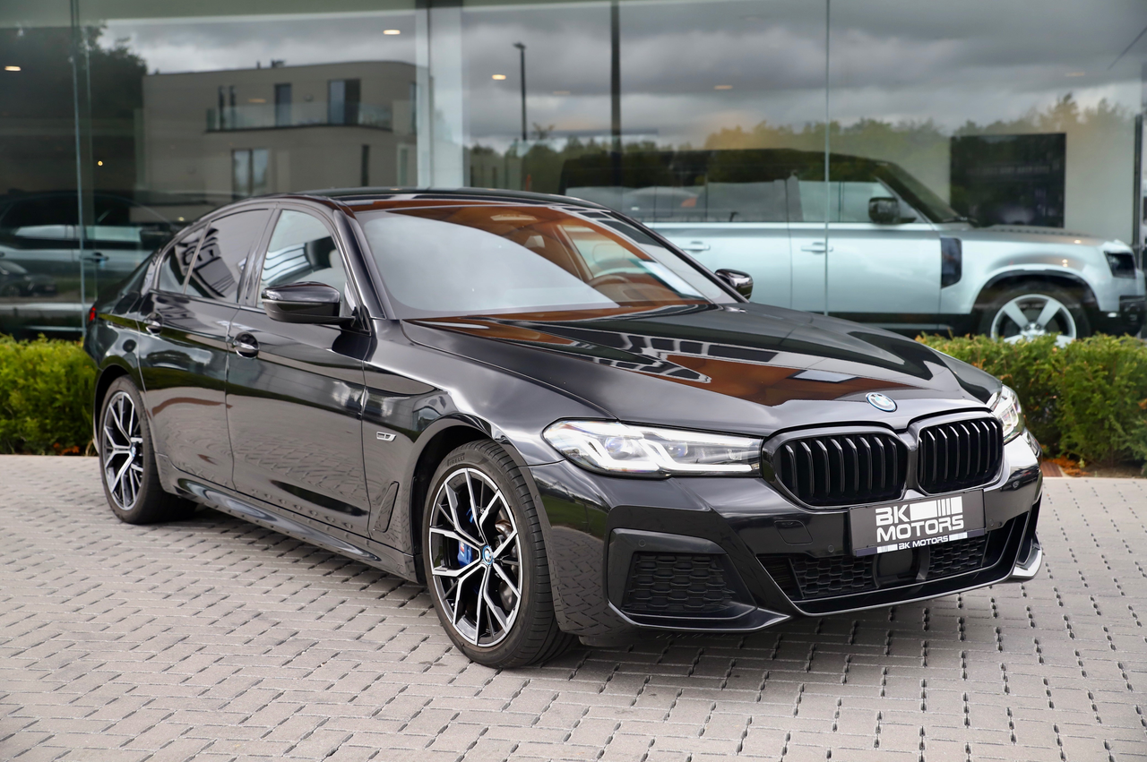 BMW 530 eAS PHEV M-Pack - 19" - Keyless - Camera - HUD - Adaptive - Memory - Ambiant - Shadow Line - ...