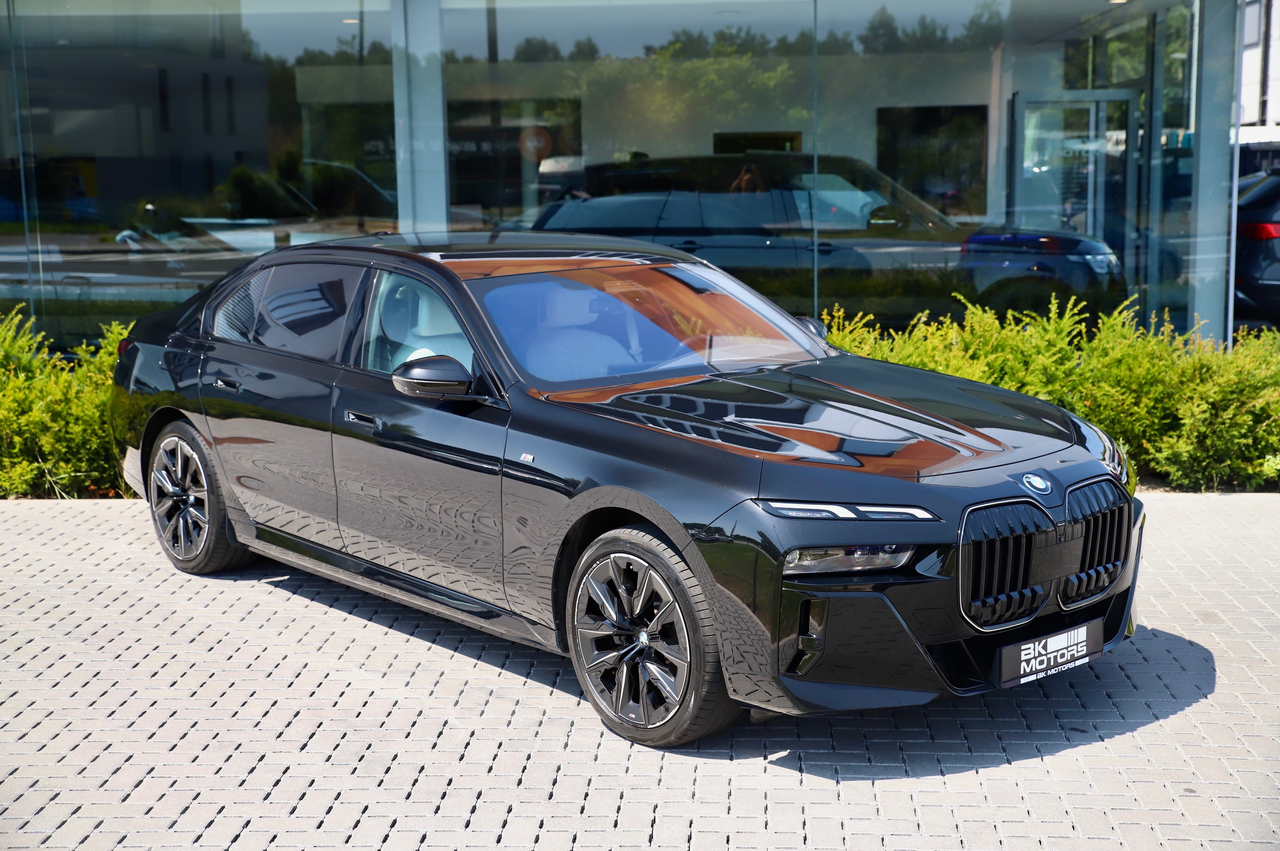 BMW i7 xDrive60 101.7kWh M-Pack-Theater Screen-B&amp;W-HUD-Pano-360