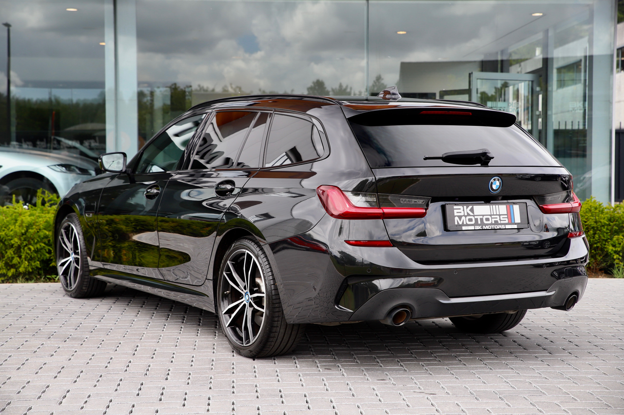 BMW 330 e Touring M-PACK /PANO/CAMERA/TREKHAAK/CARPLAY/LED