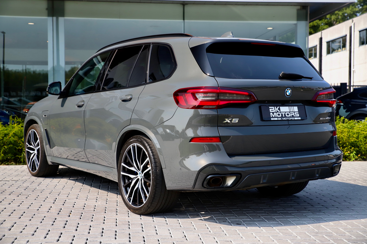 BMW X5 xDrive45e M-PACK-SKYLOUNGE-TREKHAAK-LASER-360-B&amp;W
